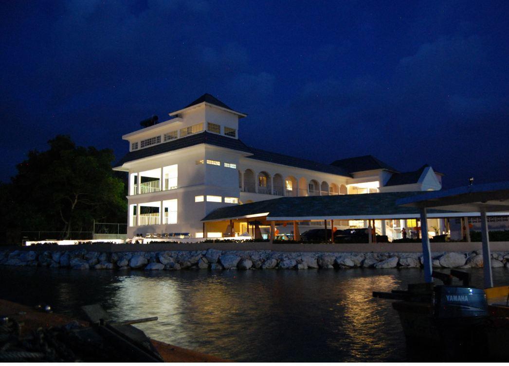 Glistening Waters Hotel Фальмаут Экстерьер фото
